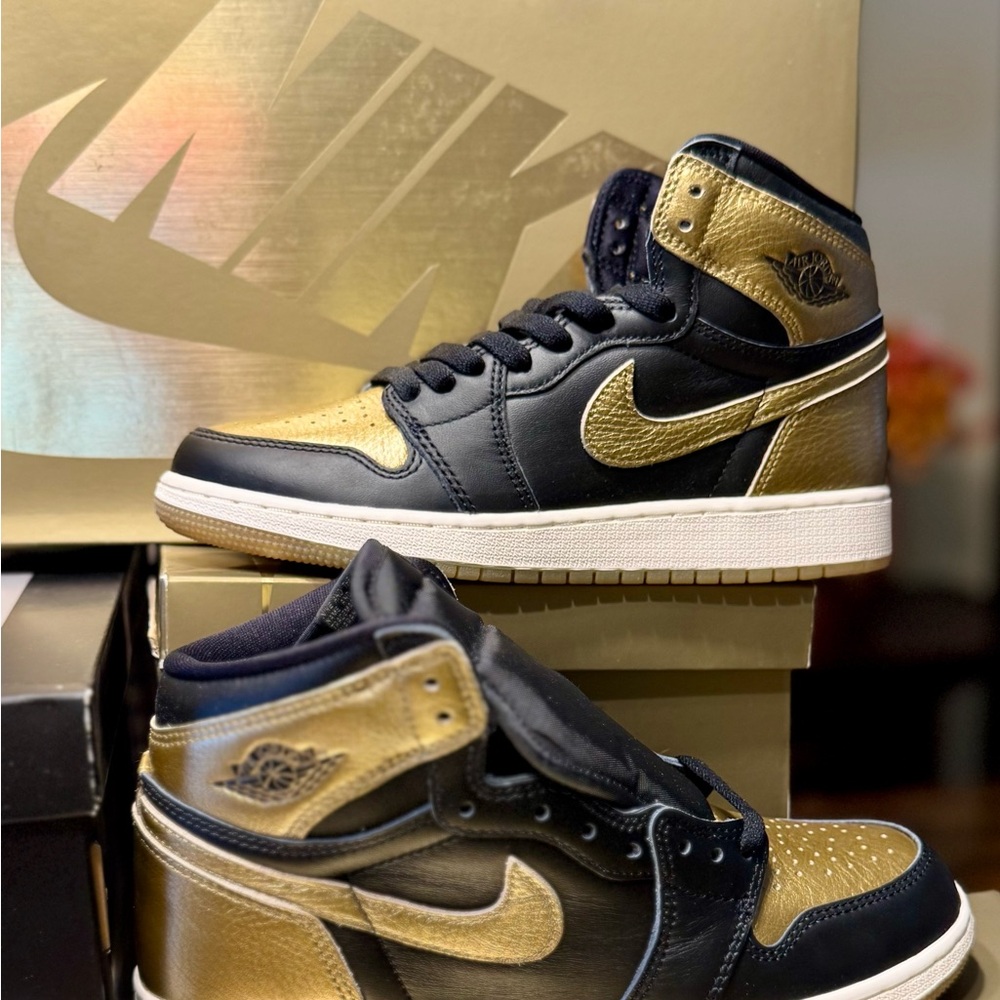 Nike Men's Black and Gold Sneakers